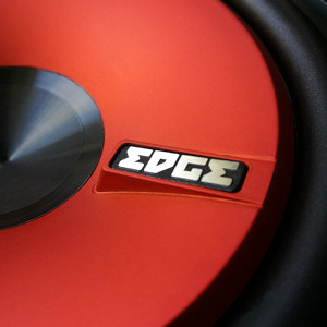 Altoparlanti per auto da 16,5 cm, kit 2 vie a componenti separati, modello EDGE ED306 e2, con woofer 165 mm, tweeter e filtri crossover, per predisposizione portiera o pannello pianale sulla cappelliera. Dettaglio del logo EDGE in rilievo sul fianco del woofer.