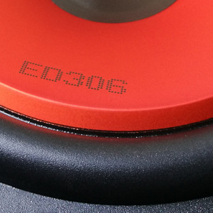 Altoparlanti per auto da 16,5 cm, kit 2 vie a componenti separati, modello EDGE ED306 e2, con woofer 165 mm, tweeter e filtri crossover, per predisposizione portiera o pannello pianale sulla cappelliera. Dettaglio della doppia curvatura del woofer in prossimità della sospensione.