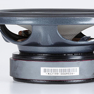 Dettaglio della potente struttura del telaio dei woofer degli altoparlanti per auto da 165 mm, kit 2 vie a componenti separati, modello Infinity Kappa 65.9cs.