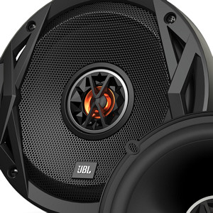 Dettaglio della griglia protettiva con il tweeter a vista sugli altoparlanti per auto da 165 mm, modello JBL Club 6520, casse coassiali a 2 vie.