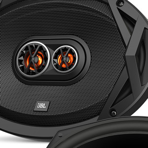 Dettaglio della griglia con tweeter e midrange in vista sugli altoparlanti ovali per auto da 6x9 pollici, casse 15x23 cm, modello JBL Club 9630.