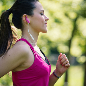 Auricolari bluetooth wireless senza fili, modello JVC HA-EBT5, intrauricolari sport in-ear stereo, con microfono e tasti pulsanti per rispondere alle chiamate e controllare la riproduzione musicale, compatibili ios iphone e smartphone android, universali. Perfect fit per lei, durante le sessioni di running all'aperto.