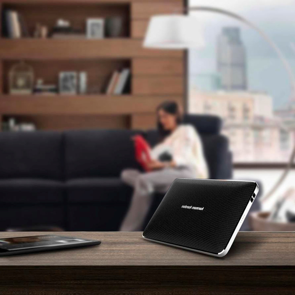 Speaker bluetooth hi-fi portatile, modello Harman Kardon Esquire 2, diffusore cassa senza fili wireless. Rilassati a casa sul divano, ascoltando la tua musica preferita.