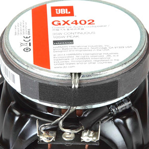 Dettaglio della parte posteriore, con il grosso magnete ed i connettori, degli altoparlanti per auto da 100 mm, modello JBL GX402.