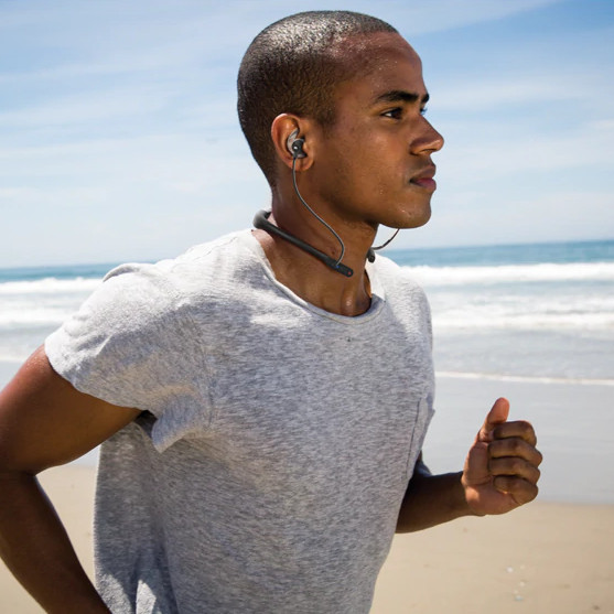 Auricolari sport bluetooth wireless senza fili, stereo in-ear con microfono e cardiofrequenzimetro integrato, modello JBL Reflect Fit, adatti alla pratica sportiva intensa, per telefono cellulare smartphone, con controlli riproduzione e chiamate, compatibili ios iphone e android, intrauricolari universali. Vista delle cuffie sportive indossate.