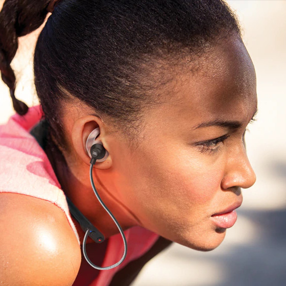 Auricolari sport bluetooth wireless senza fili, stereo in-ear con microfono e cardiofrequenzimetro integrato, modello JBL Reflect Fit. Dettaglio del perfetto inserimento dell'auricolare nell'orecchio.