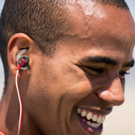 Auricolari sport bluetooth wireless senza fili, stereo in-ear con microfono e cardiofrequenzimetro integrato, modello JBL Reflect Fit. Particolare del cavo rifrangente, che rende visibile l'utilizzatore dai veicoli in notturna.