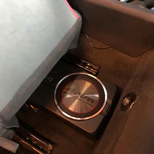 Subwoofer per auto sotto sedile, attivo amplificato da 20 cm (8 pollici), in cassa chiusa sottile, piatto compatto con amplificatore, modello JVC CW-DRA8. Esempio di posizionamento all'interno dell'abitacolo.