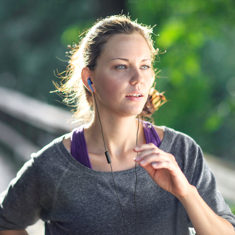 Auricolari sport stereo in-ear a filo con microfono, modello JVC HA-ENR15, adatti all'attività fisica intensa, con controlli di riproduzione e chiamate, compatibili ios iphone e android, intrauricolari universali. Prima vista indossate durante la corsa.