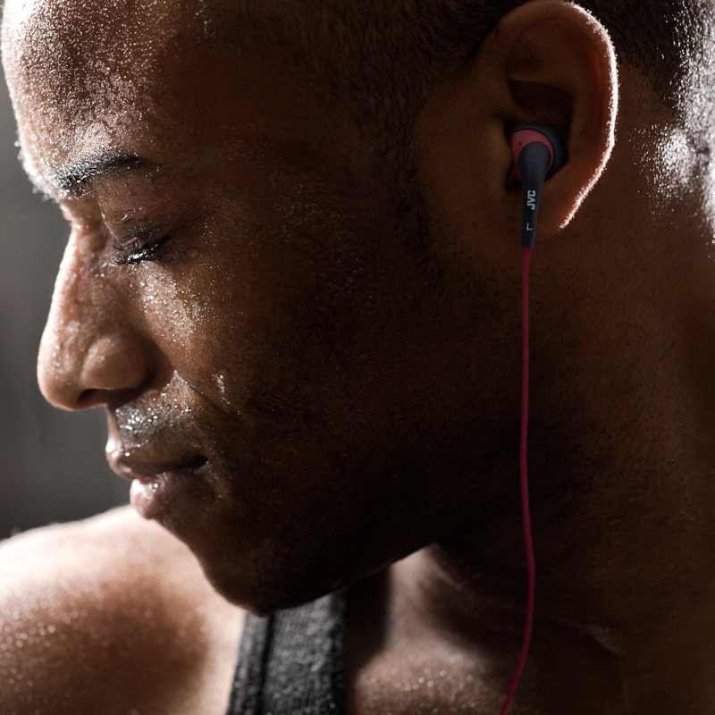 Auricolari sport stereo in-ear a filo con microfono, modello JVC HA-ENR15. Seconda vista indossate da lui.