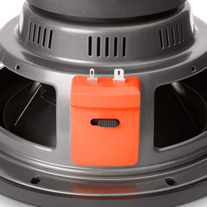 Subwoofer per auto da 25 cm, modello JBL S2-1024, driver passivo a singola bobina 2 o 4 ohm, diametro 10 pollici. Particolare del sistema ssi per cambiare l'impedenza da 2 a 4 ohm.